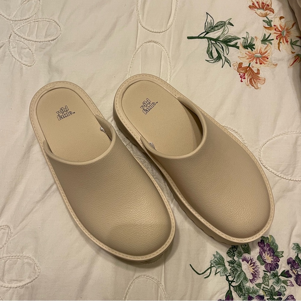 Wild Fable Clogs - Picture 3 of 5
